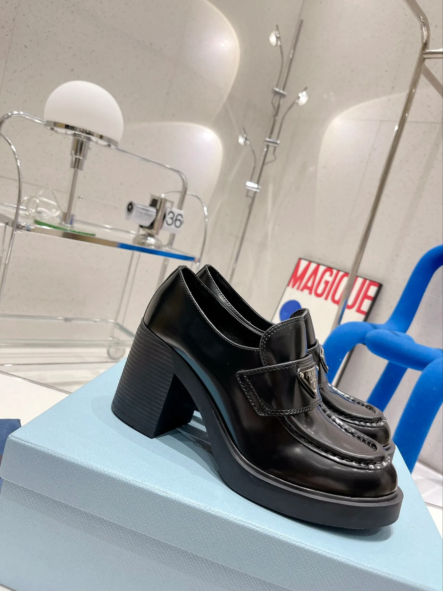 ✨Ex-factory price p520✨ Women's shoes Women's clothing ✨Ex-factory price prada Prada 2022 autumn and winter high-heeled loafers Classic triangular loafers, high-heeled style The slightly wide shoe shape is matched with a thick high-heeled shape, which is very coordinated and does not seem clumsy at all. Moreover, the one-piece sole has the comfort of sports shoes. You can instantly increase your height by 7.5cm after wearing it. A must-have item that combines both beauty and comfort! The upper is made of imported cowhide (open-edge beaded cowhide, cow patent leather) and the lining is lambskin! Top quality, Love layout, lace panel size: 35-40